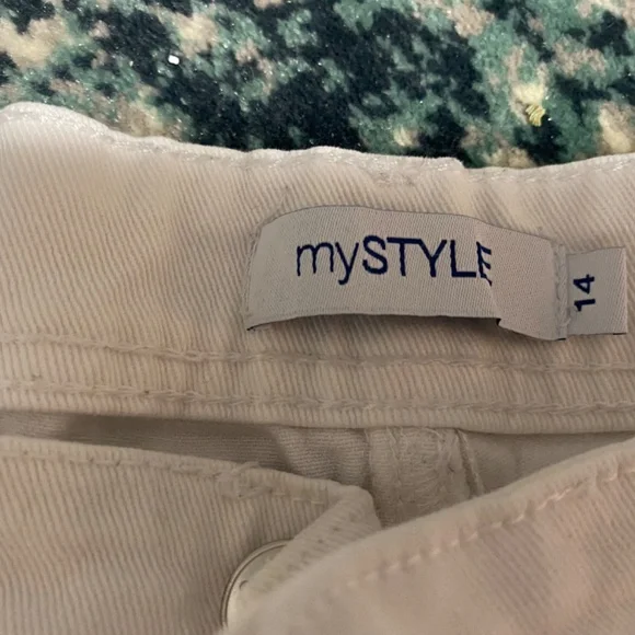 Shorts - Picture 3 of 3